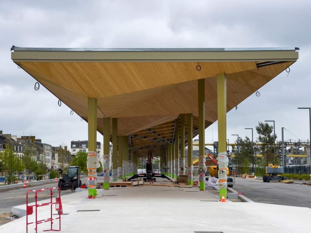 Quimper gare routière nouvel auvent bois FB Kibro Benjamin Lucas mai 2024.jpg